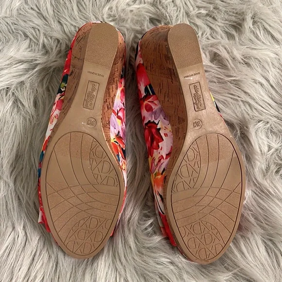 NWOT 9.5W Dexflex Comfort Red Floral Sandals - Picture 4 of 4